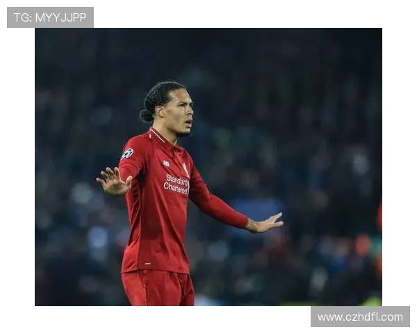 麦卡利斯特遭范迪克肘击受伤佩戴头部护具坚持作战展现顽强斗志 麦卡利斯特遭范迪克肘击受伤佩戴头部护具坚持作战展现顽强斗志