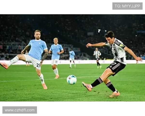 尤文球员赛后欲谢场遭球迷狂嘘现场气氛紧张引发关注 尤文球员赛后欲谢场遭球迷狂嘘现场气氛紧张引发关注